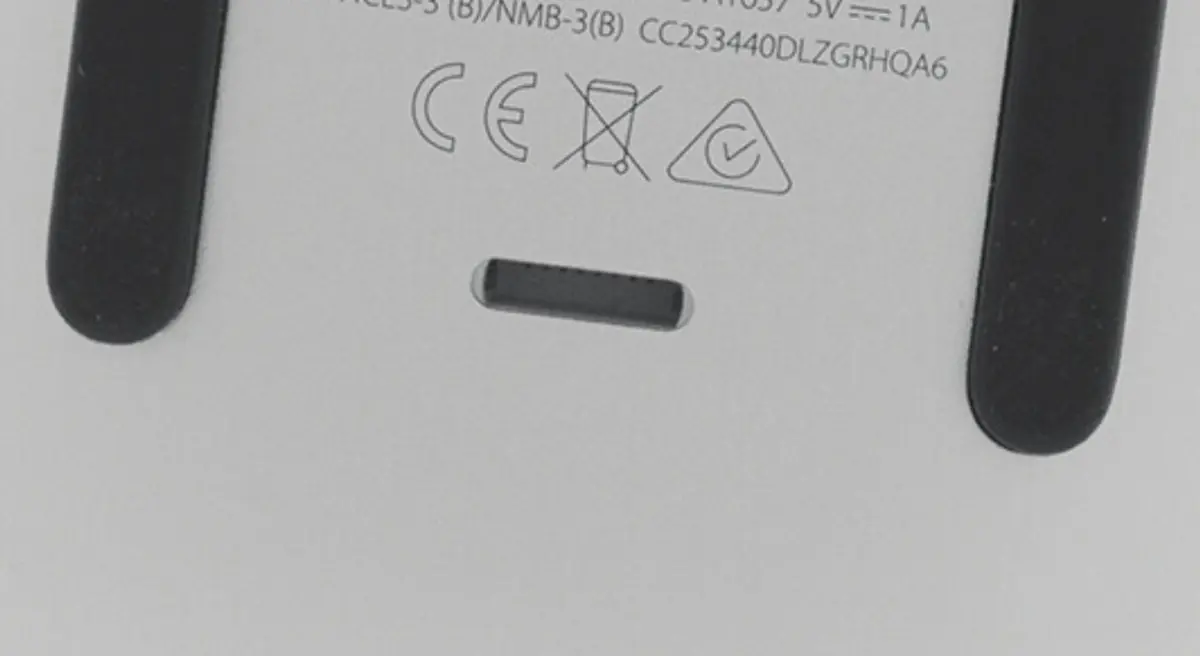 Zbliżenie na port Lightning od spodu Apple Magic Mouse 2 A1657